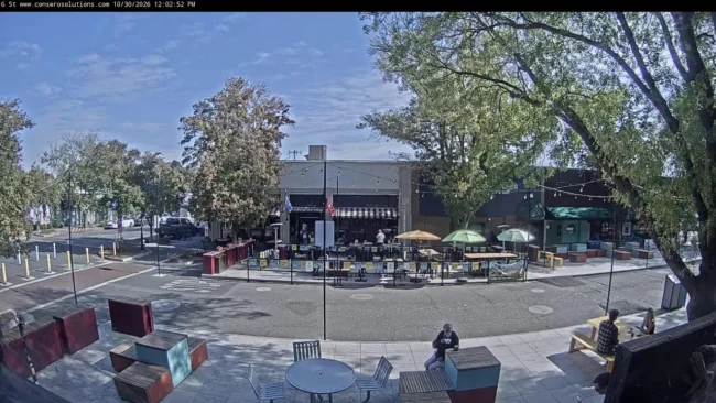 G Street Davis — веб-камера онлайн | Woodstock’s Pizza в реальном времени